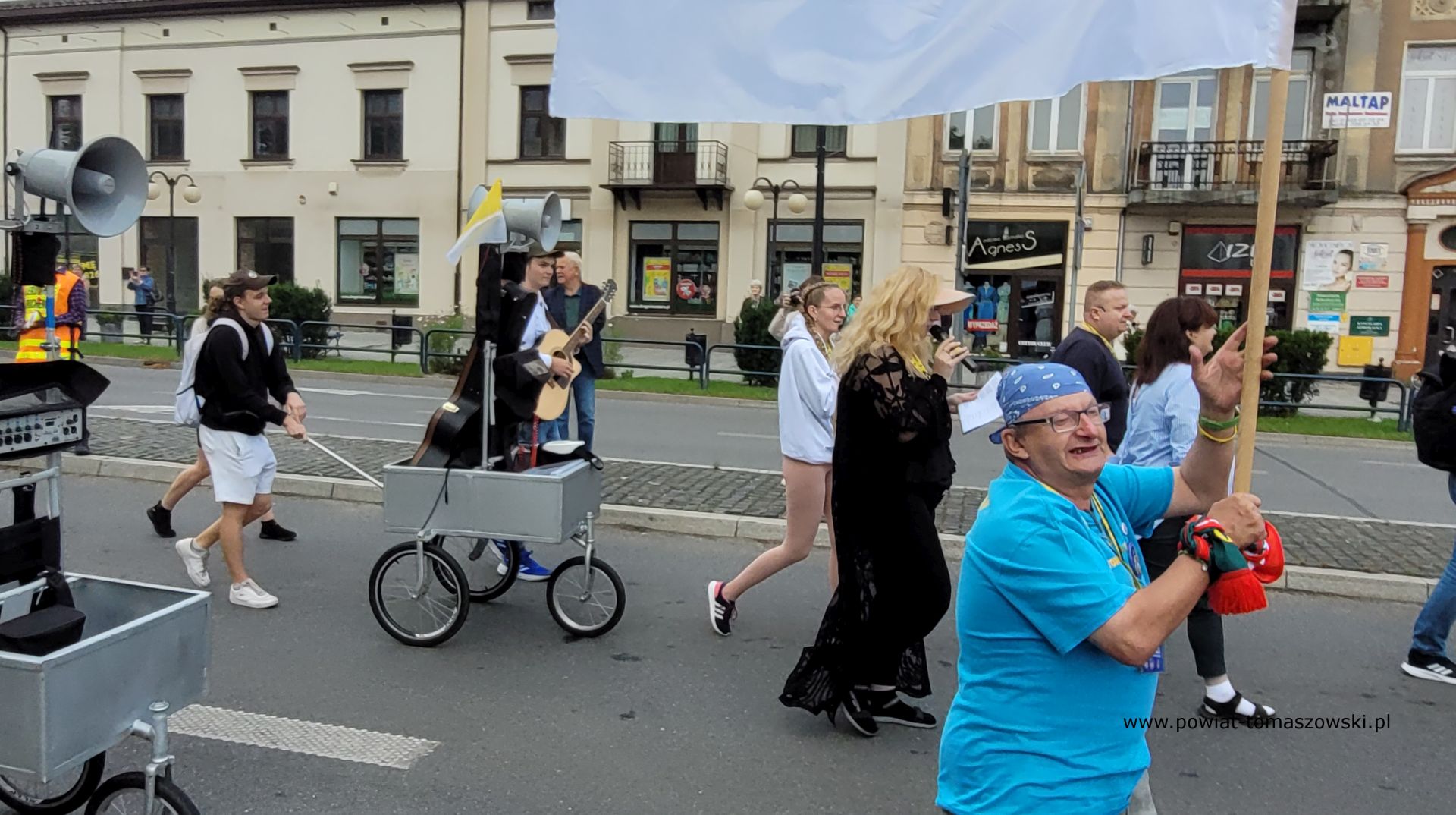 Na zdjęciu: pątnicy 207. Pieszej Pielgrzymki na&nbsp;Jasną G&oacute;rę, kt&oacute;ra wyruszyła z&nbsp;Sanktuarium Świętego Antoniego w&nbsp;Tomaszowie Mazowieckim w&nbsp;czwartek, 10 sierpnia 2023 roku,  