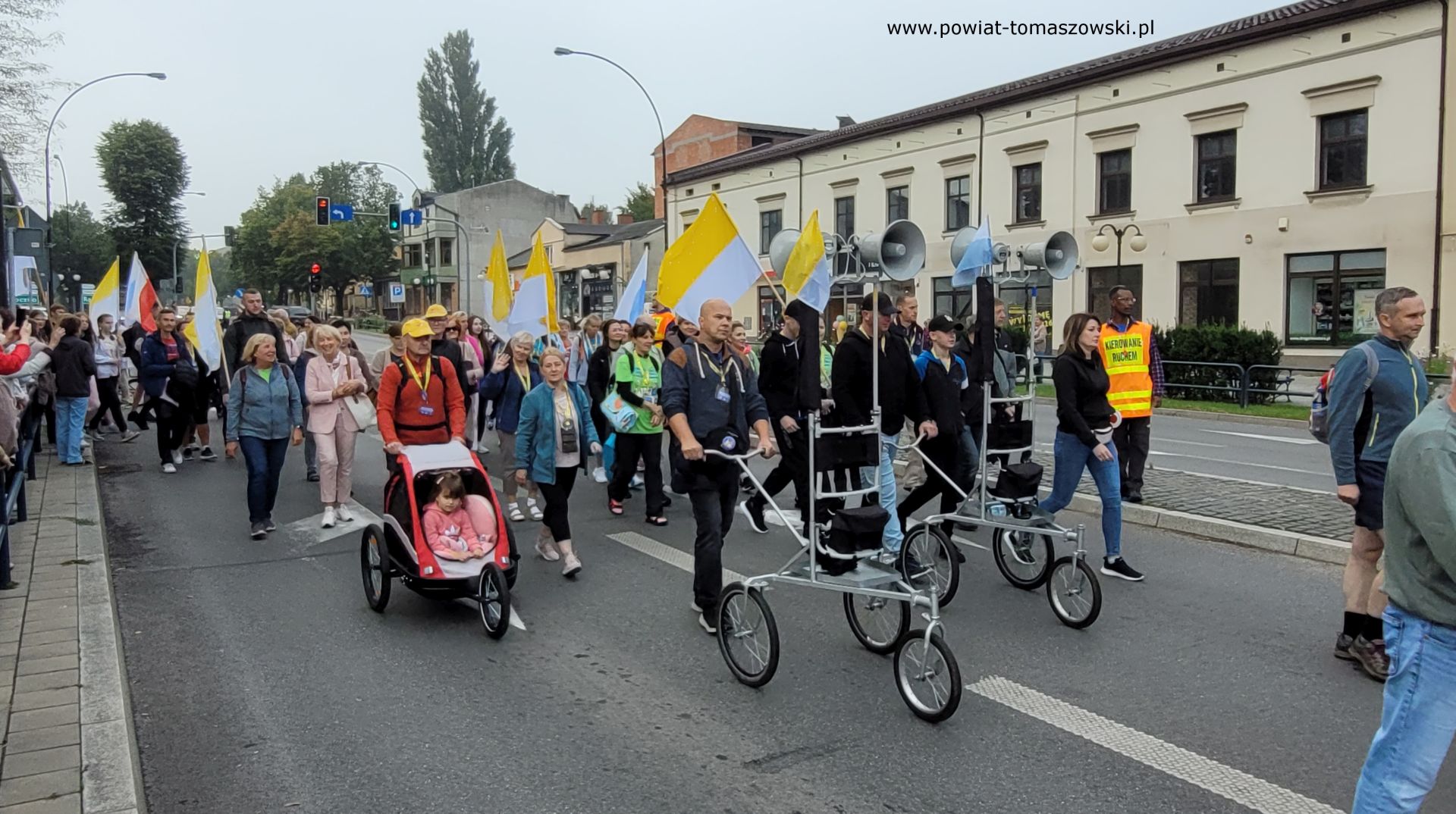 Na zdjęciu: pątnicy 207. Pieszej Pielgrzymki na&nbsp;Jasną G&oacute;rę, kt&oacute;ra wyruszyła z&nbsp;Sanktuarium Świętego Antoniego w&nbsp;Tomaszowie Mazowieckim w&nbsp;czwartek, 10 sierpnia 2023 roku,  
