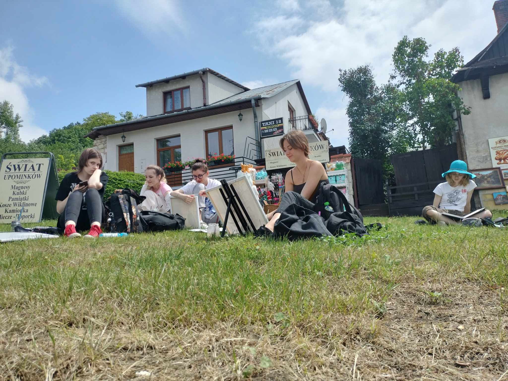 Na zdjęciu: uczestnicy pleneru malarskiego, który odbył się w dniach 3 – 8 czerwca 2024 roku, w Kazimierzu Dolnym, 