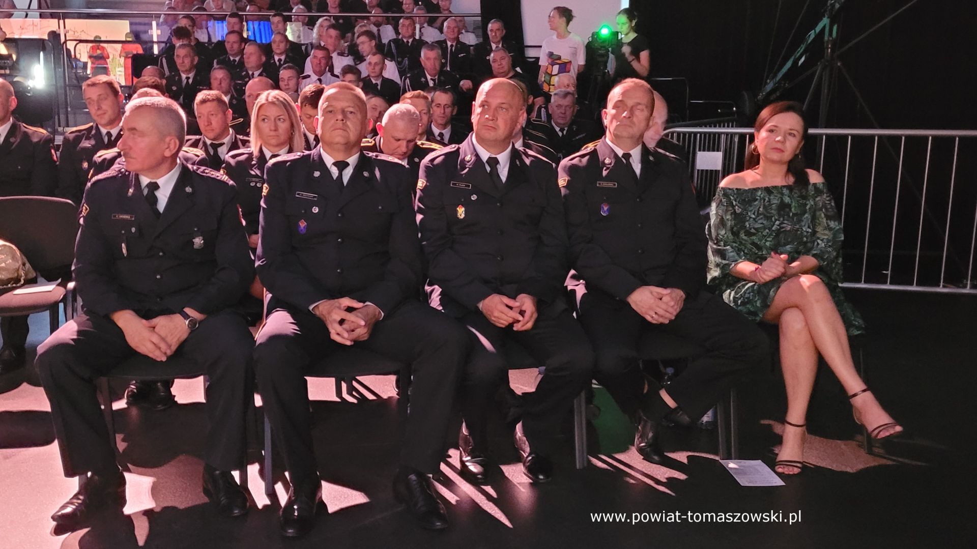 Na zdjęciu: uczestnicy uroczystości, , podczas której władze Powiatu Tomaszowskiego, z Mariuszem Węgrzynowskim – Starostą Powiatu Tomaszowskiego, podziękowały strażakom z Powiatowej Komendy Państwowej Straży Pożarnej w Tomaszowie Mazowieckim, z Ochotniczych Straży Pożarnych Krajowego Systemu Ratowniczo-Gaśniczego, za walkę z pandemią COVID-19, która odbyła się w sobotę, 9 września 2023 roku w Powiatowym Centrum Animacji Społecznej w Tomaszowie Mazowieckim