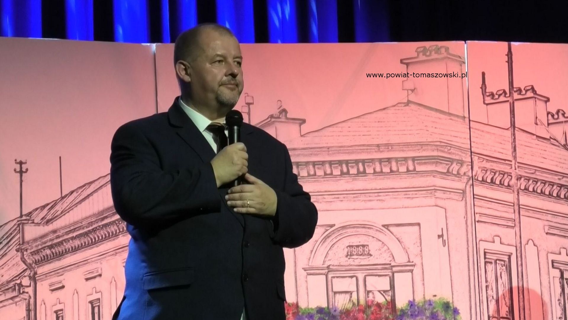 Na zdjęciu: uczestnicy uroczystości, , podczas której władze Powiatu Tomaszowskiego, z Mariuszem Węgrzynowskim – Starostą Powiatu Tomaszowskiego, podziękowały strażakom z Powiatowej Komendy Państwowej Straży Pożarnej w Tomaszowie Mazowieckim, z Ochotniczych Straży Pożarnych Krajowego Systemu Ratowniczo-Gaśniczego, za walkę z pandemią COVID-19, która odbyła się w sobotę, 9 września 2023 roku w Powiatowym Centrum Animacji Społecznej w Tomaszowie Mazowieckim
