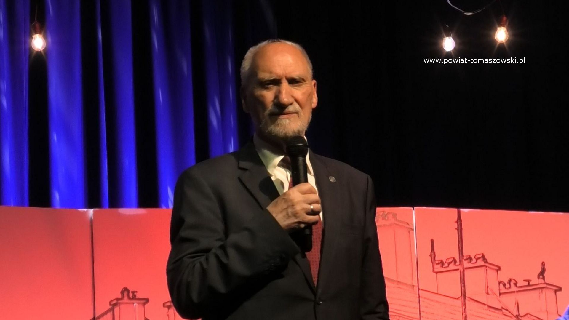Na zdjęciu: uczestnicy uroczystości, , podczas której władze Powiatu Tomaszowskiego, z Mariuszem Węgrzynowskim – Starostą Powiatu Tomaszowskiego, podziękowały strażakom z Powiatowej Komendy Państwowej Straży Pożarnej w Tomaszowie Mazowieckim, z Ochotniczych Straży Pożarnych Krajowego Systemu Ratowniczo-Gaśniczego, za walkę z pandemią COVID-19, która odbyła się w sobotę, 9 września 2023 roku w Powiatowym Centrum Animacji Społecznej w Tomaszowie Mazowieckim
