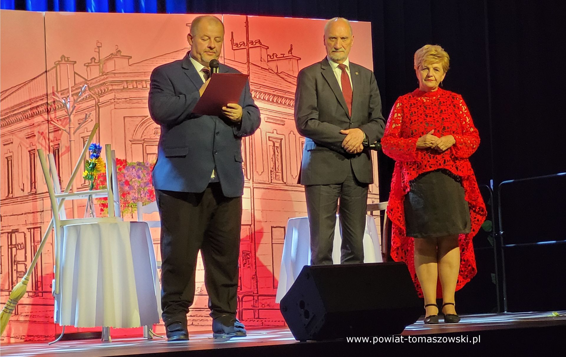Na zdjęciu: uczestnicy uroczystości, , podczas której władze Powiatu Tomaszowskiego, z Mariuszem Węgrzynowskim – Starostą Powiatu Tomaszowskiego, podziękowały strażakom z Powiatowej Komendy Państwowej Straży Pożarnej w Tomaszowie Mazowieckim, z Ochotniczych Straży Pożarnych Krajowego Systemu Ratowniczo-Gaśniczego, za walkę z pandemią COVID-19, która odbyła się w sobotę, 9 września 2023 roku w Powiatowym Centrum Animacji Społecznej w Tomaszowie Mazowieckim