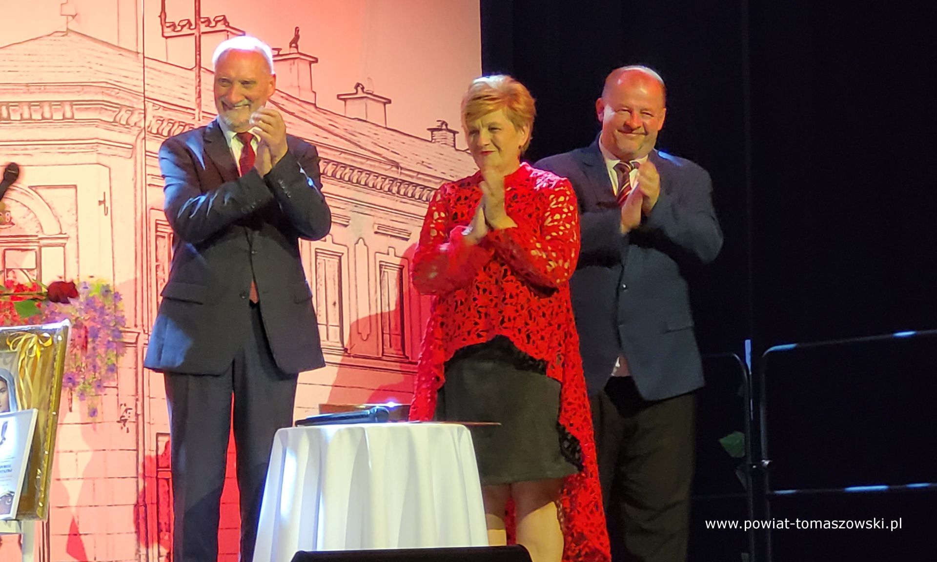 Na zdjęciu: uczestnicy uroczystości, , podczas której władze Powiatu Tomaszowskiego, z Mariuszem Węgrzynowskim – Starostą Powiatu Tomaszowskiego, podziękowały strażakom z Powiatowej Komendy Państwowej Straży Pożarnej w Tomaszowie Mazowieckim, z Ochotniczych Straży Pożarnych Krajowego Systemu Ratowniczo-Gaśniczego, za walkę z pandemią COVID-19, która odbyła się w sobotę, 9 września 2023 roku w Powiatowym Centrum Animacji Społecznej w Tomaszowie Mazowieckim