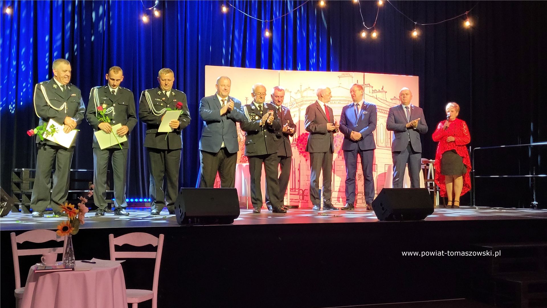 Na zdjęciu: uczestnicy uroczystości, , podczas której władze Powiatu Tomaszowskiego, z Mariuszem Węgrzynowskim – Starostą Powiatu Tomaszowskiego, podziękowały strażakom z Powiatowej Komendy Państwowej Straży Pożarnej w Tomaszowie Mazowieckim, z Ochotniczych Straży Pożarnych Krajowego Systemu Ratowniczo-Gaśniczego, za walkę z pandemią COVID-19, która odbyła się w sobotę, 9 września 2023 roku w Powiatowym Centrum Animacji Społecznej w Tomaszowie Mazowieckim