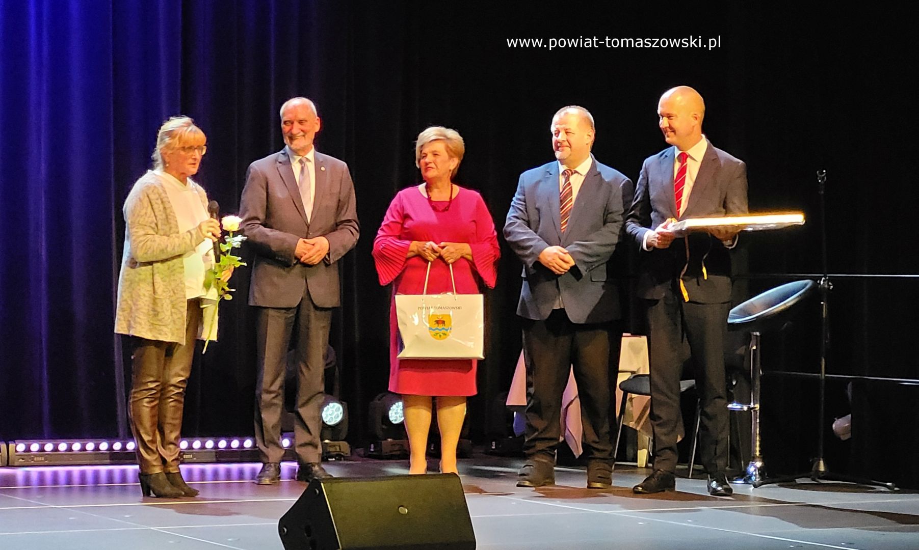 Na zdjęciu: uczestnicy uroczystości podczas kt&oacute;rej władze Powiatu Tomaszowskiego, z&nbsp;Mariuszem Węgrzynowskim na&nbsp;czele, podziękowały pracownikom Tomaszowskiego Centrum Zdrowia za walkę z&nbsp;pandemią COVID-19, kt&oacute;ra odbyła się w&nbsp;poniedziałek, 2 października 2023 roku w&nbsp;PCAS-ie w&nbsp;Tomaszowie Mazowieckim, 