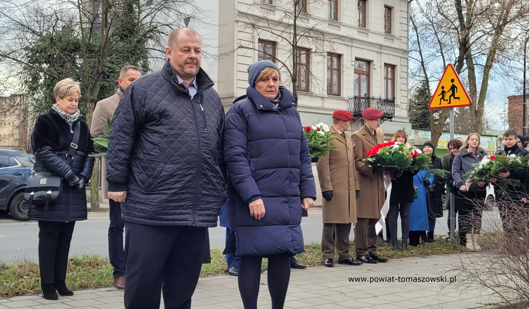 Na zdjęciu: uczestnicy uroczystości w&nbsp;105. rocznicę wybuchu powstania wielkopolskiego, kt&oacute;re odbyły się w&nbsp;środę, 27 grudnia 2023 roku, w&nbsp;Tomaszowie Mazowieckim,