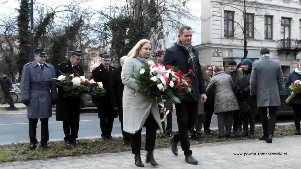 Na zdjęciu: uczestnicy obchodów 104. rocznicy wybuchu powstania wielkopolskiego, które odbyły się we wtorek, 27 grudnia 2022 roku, w Tomaszowie Mazowieckim, 