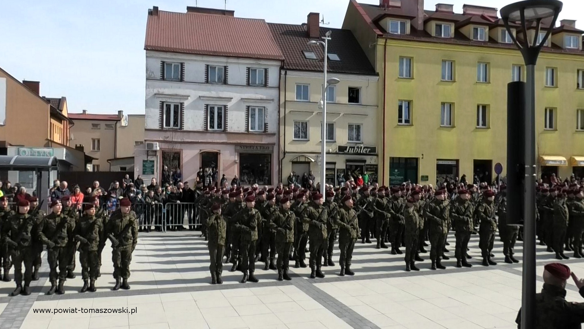 Na zdjęciu: uczestnicy przysięgi wojskowej żołnierzy ochotników Dobrowolnej Zasadniczej Służby Wojskowej, która odbyła się w sobotę, 18 marca 2023 roku, na placu Józefa Piłsudskiego w centrum Rawy Mazowieckiej
