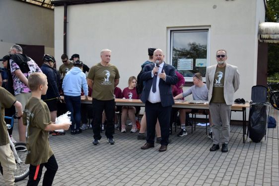 Na zdjęciu: uczestnicy XI Rodzinnego Rajdu Rowerowego im. rtm. Witolda Pileckiego, kt&oacute;ry odbył się 25 maja 2025 roku na&nbsp;trasie Tomasz&oacute;w Mazowiecki &ndash; Inowł&oacute;dz. 