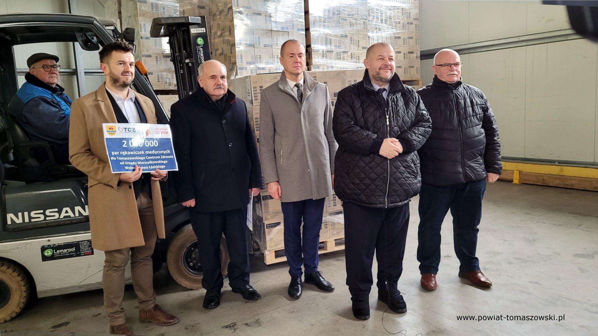 Na zdjęciu: uczestnicy konferencji prasowej, kt&oacute;ra odbyła się we wtorek, 28 marca 2023 roku, podczas kt&oacute;rej przekazane zostały 2 miliony par rękawiczek medycznych Tomaszowskiemu Centrum Zdrowia 