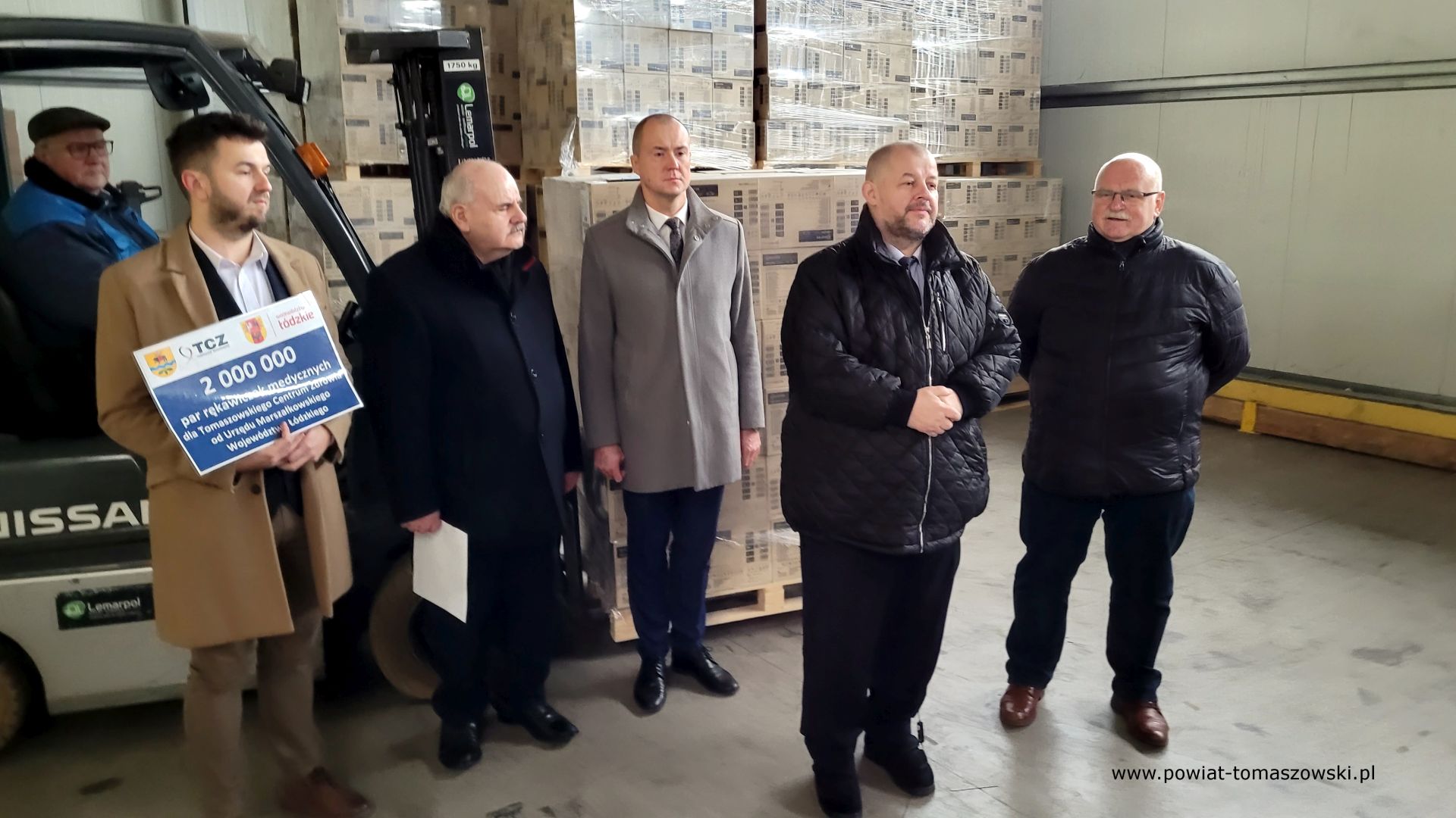 Na zdjęciu: uczestnicy konferencji prasowej, kt&oacute;ra odbyła się we wtorek, 28 marca 2023 roku, podczas kt&oacute;rej przekazane zostały 2 miliony par rękawiczek medycznych Tomaszowskiemu Centrum Zdrowia 