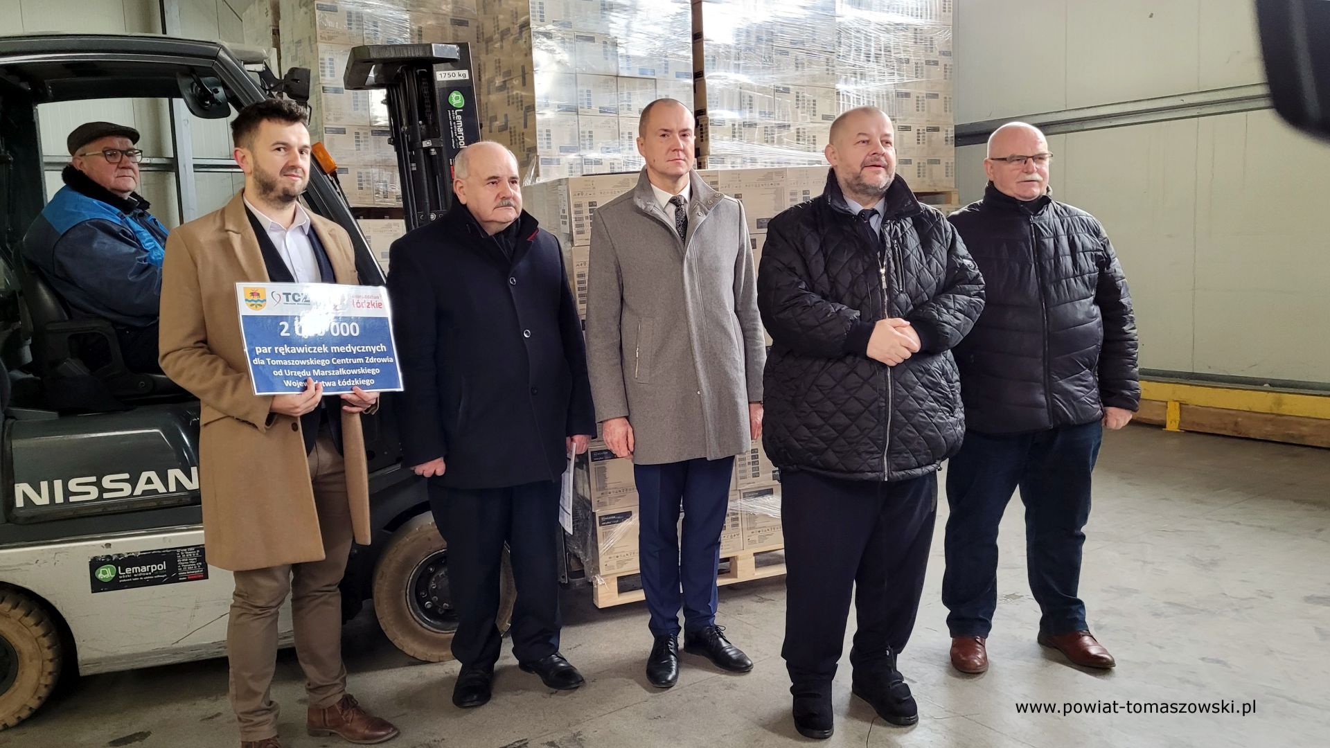 Na zdjęciu: uczestnicy konferencji prasowej, kt&oacute;ra odbyła się we wtorek, 28 marca 2023 roku, podczas kt&oacute;rej przekazane zostały 2 miliony par rękawiczek medycznych Tomaszowskiemu Centrum Zdrowia 