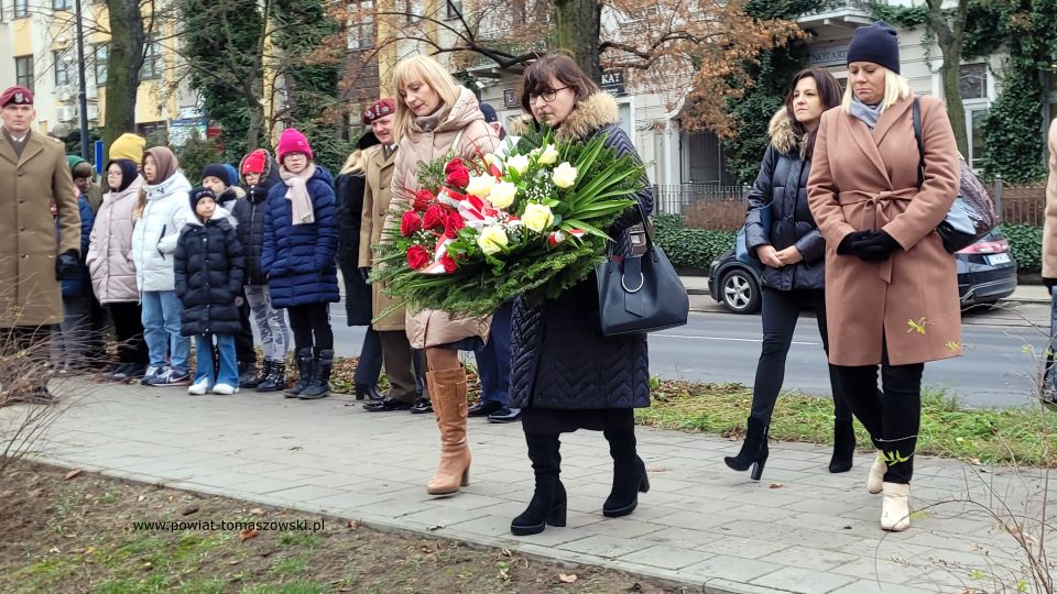 Na zdjęciu: uczestnicy uroczystości upamiętniającej 192. rocznicę wybuchu powstania listopadowego, które odbyły się w Tomaszowie Mazowieckim w środę, 30 listopada 2022 roku,