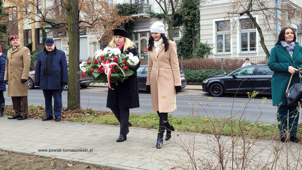 Na zdjęciu: uczestnicy uroczystości upamiętniającej 192. rocznicę wybuchu powstania listopadowego, które odbyły się w Tomaszowie Mazowieckim w środę, 30 listopada 2022 roku,
