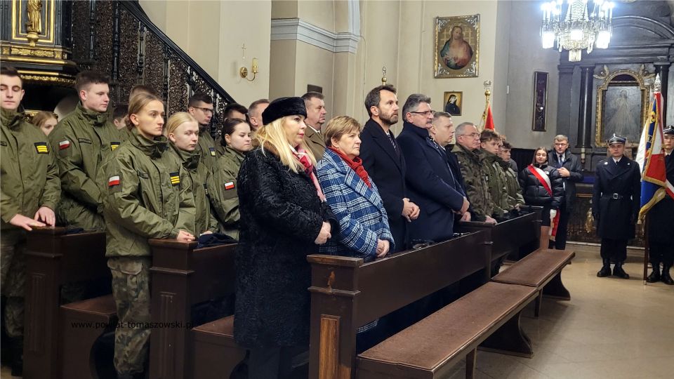 Na zdjęciu: uczestnicy uroczystości upamiętniającej 192. rocznicę wybuchu powstania listopadowego, które odbyły się w Tomaszowie Mazowieckim w środę, 30 listopada 2022 roku,