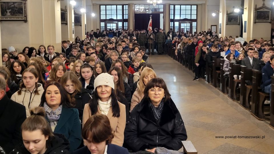 Na zdjęciu: uczestnicy uroczystości upamiętniającej 192. rocznicę wybuchu powstania listopadowego, które odbyły się w Tomaszowie Mazowieckim w środę, 30 listopada 2022 roku,