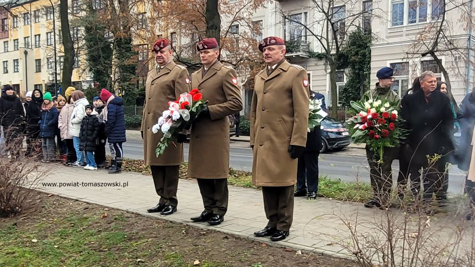 Na zdjęciu: uczestnicy uroczystości upamiętniającej 192. rocznicę wybuchu powstania listopadowego, które odbyły się w Tomaszowie Mazowieckim w środę, 30 listopada 2022 roku,