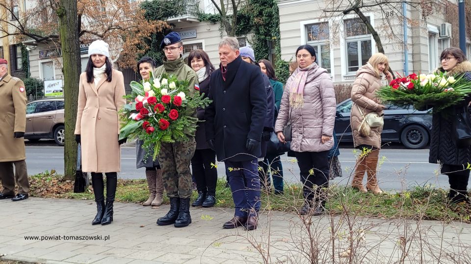 Na zdjęciu: uczestnicy uroczystości upamiętniającej 192. rocznicę wybuchu powstania listopadowego, które odbyły się w Tomaszowie Mazowieckim w środę, 30 listopada 2022 roku,