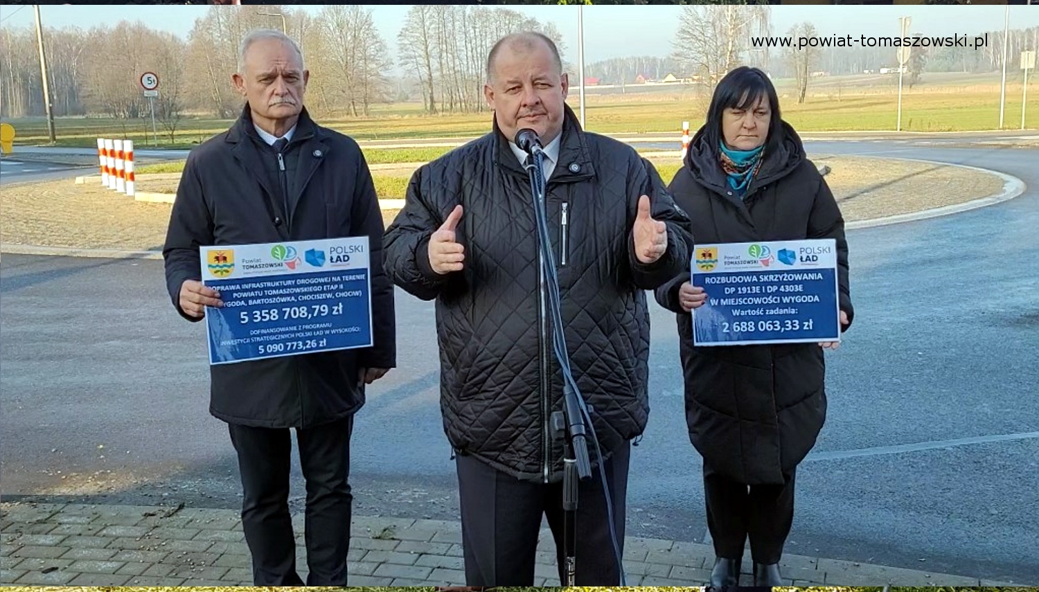 Na zdjęciu: uczestnicy konferencji prasowej poświęconej zakończonej inwestycji drogowej, polegającej na&nbsp;przebudowie niebezpiecznego skrzyżowania dr&oacute;g Wolb&oacute;rz &ndash; Ujazd oraz&nbsp;Będk&oacute;w &ndash; Tomasz&oacute;w Mazowiecki na&nbsp;nowoczesne rondo, kt&oacute;ra odbyła się w&nbsp;piątek, 19 grudnia 2025 roku. 