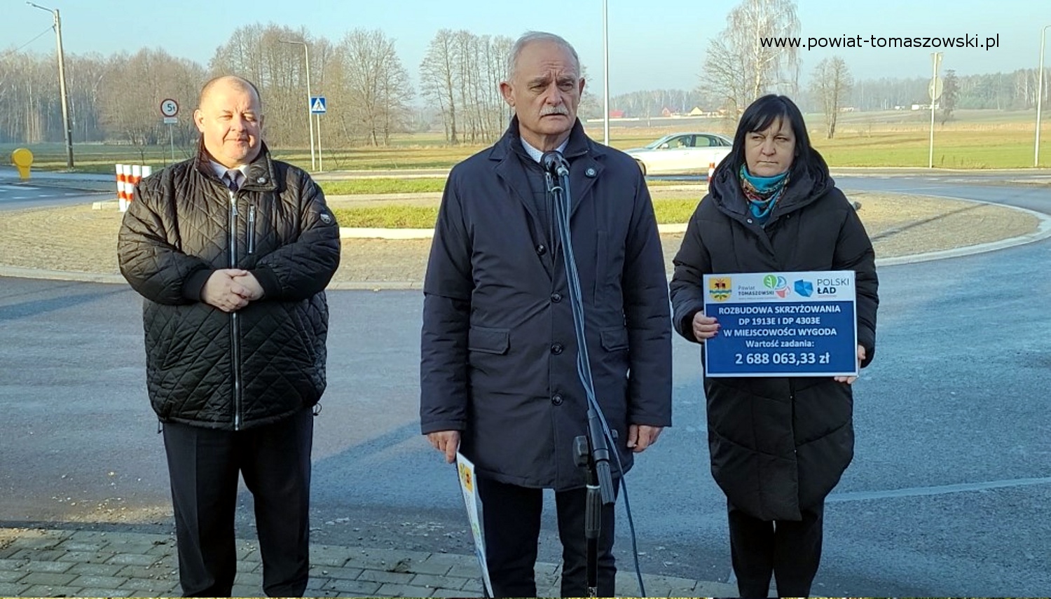 Na zdjęciu: uczestnicy konferencji prasowej poświęconej zakończonej inwestycji drogowej, polegającej na&nbsp;przebudowie niebezpiecznego skrzyżowania dr&oacute;g Wolb&oacute;rz &ndash; Ujazd oraz&nbsp;Będk&oacute;w &ndash; Tomasz&oacute;w Mazowiecki na&nbsp;nowoczesne rondo, kt&oacute;ra odbyła się w&nbsp;piątek, 19 grudnia 2025 roku. 