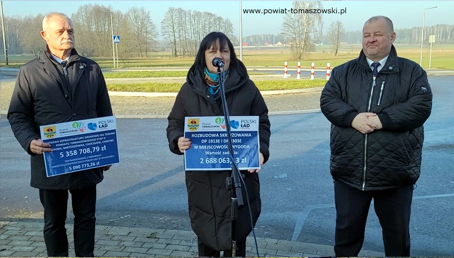 Na zdjęciu: uczestnicy konferencji prasowej poświęconej zakończonej inwestycji drogowej, polegającej na&nbsp;przebudowie niebezpiecznego skrzyżowania dr&oacute;g Wolb&oacute;rz &ndash; Ujazd oraz&nbsp;Będk&oacute;w &ndash; Tomasz&oacute;w Mazowiecki na&nbsp;nowoczesne rondo, kt&oacute;ra odbyła się w&nbsp;piątek, 19 grudnia 2025 roku. 
