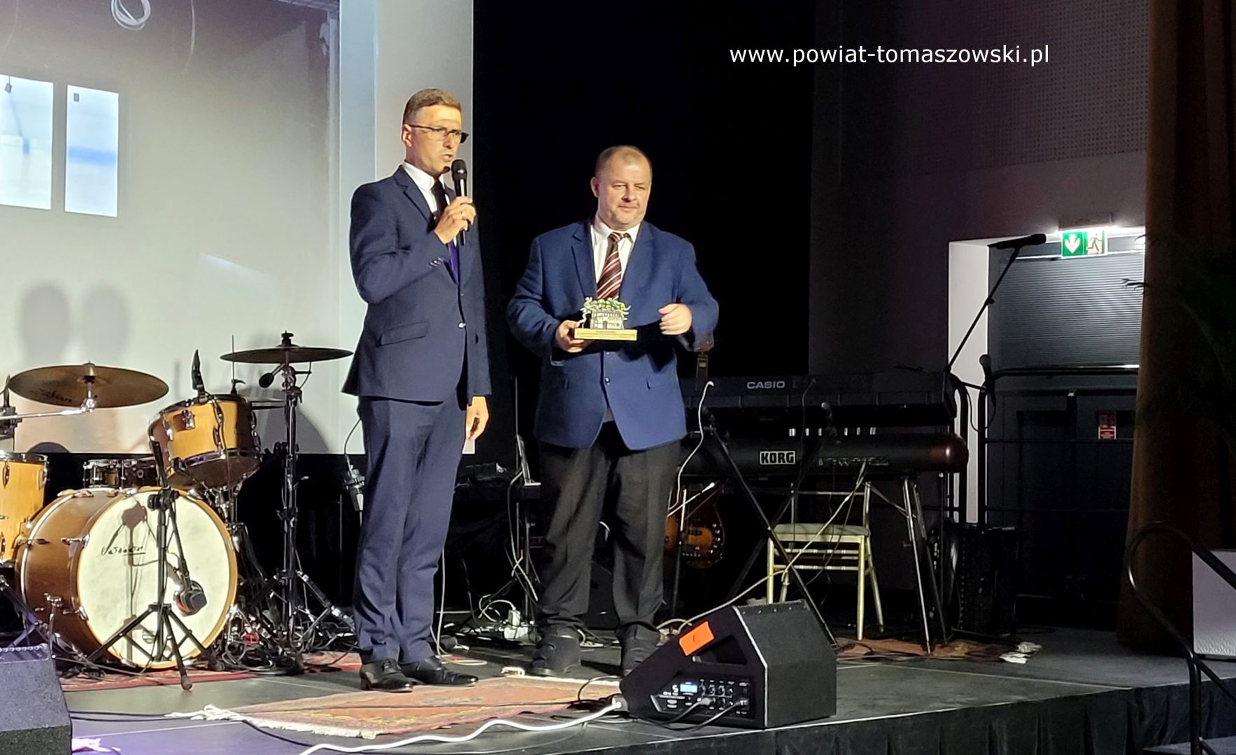 Na zdjęciu: uczestnicy uroczystości odbioru nowej siedziby Urzędu Gminy, GOK-u i GOPS-u w Rzeczycy, która odbyła się w sobotę, 16 września 2023 roku, 