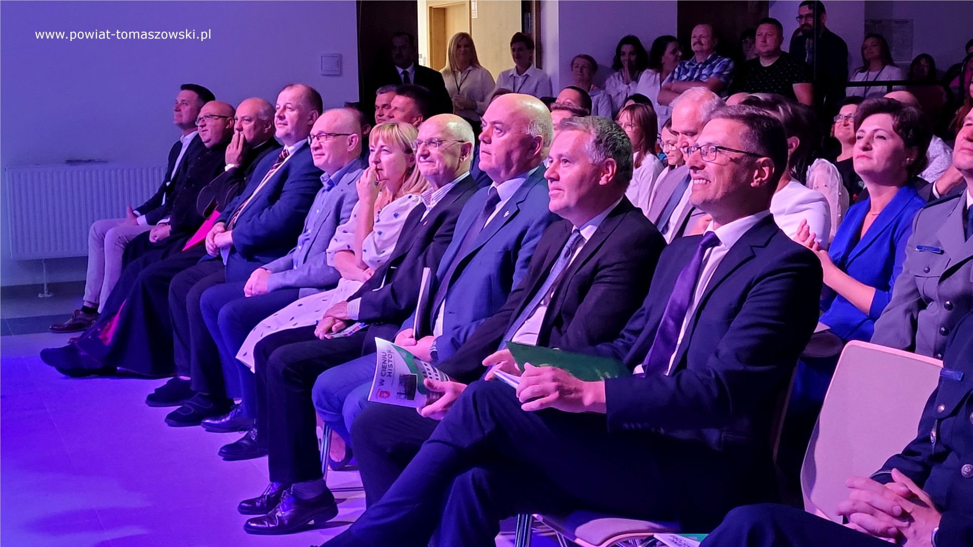 Na zdjęciu: uczestnicy uroczystości odbioru nowej siedziby Urzędu Gminy, GOK-u i GOPS-u w Rzeczycy, która odbyła się w sobotę, 16 września 2023 roku, 