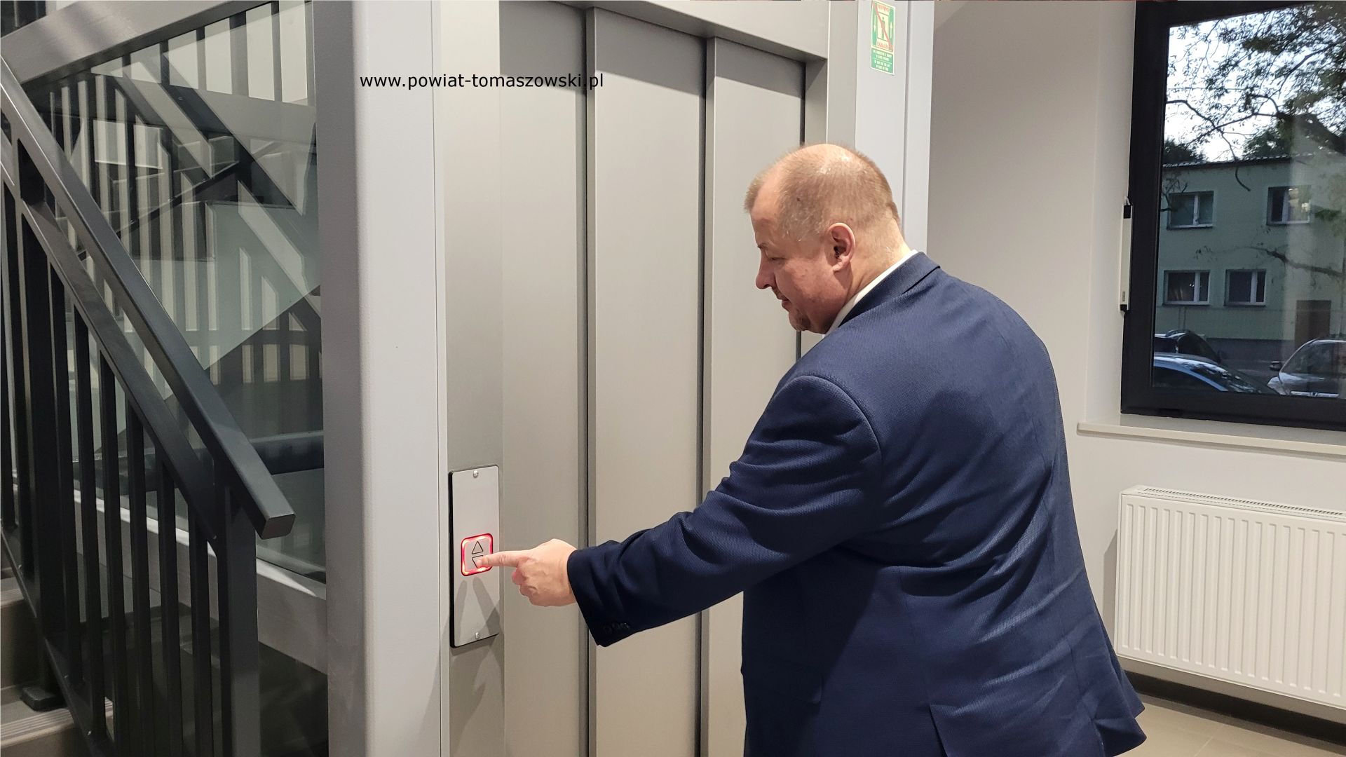 Na zdjęciu: Mariusz Węgrzynowski – Starosta Powiatu Tomaszowskiego, podczas uroczystości odbioru nowej siedziby Urzędu Gminy, GOK-u i GOPS-u w Rzeczycy, która odbyła się w sobotę, 16 września 2023 roku, 
