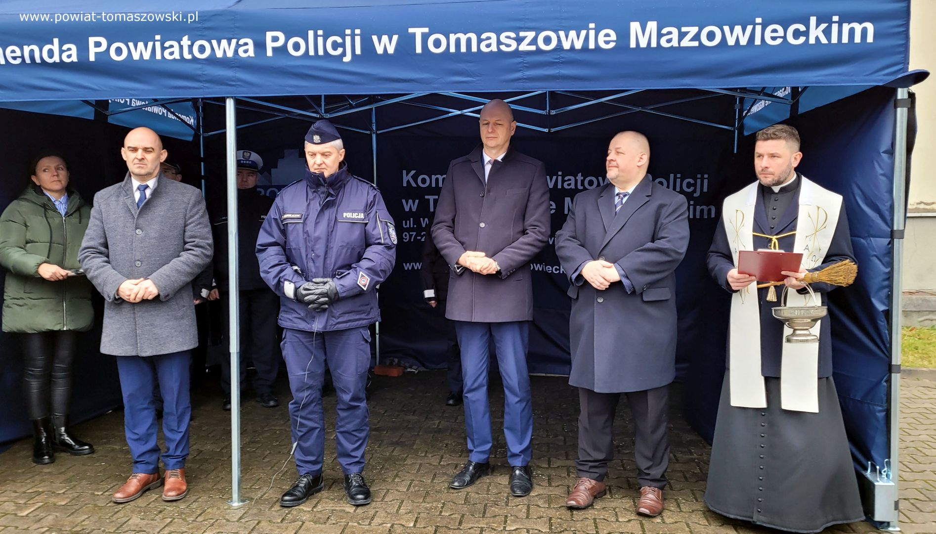 Na zdjęciu: uczestnicy uroczystości, podczas której odbyło się symboliczne przekazanie radiowozów i namiotu Powiatowej Komendzie Policji w Tomaszowie Mazowieckim, która odbyła się w czwartek, 25 stycznia 2024 roku, na terenie Powiatowej Komendy Policji w Tomaszowie Mazowieckim, 