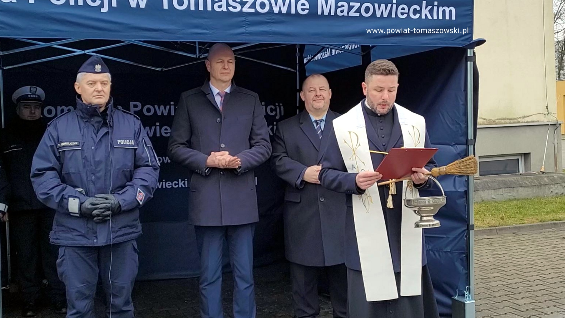 Na zdjęciu: uczestnicy uroczystości, podczas kt&oacute;rej odbyło się symboliczne przekazanie radiowoz&oacute;w i&nbsp;namiotu Powiatowej Komendzie Policji w&nbsp;Tomaszowie Mazowieckim, kt&oacute;ra odbyła się w&nbsp;czwartek, 25 stycznia 2024 roku, na&nbsp;terenie Powiatowej Komendy Policji w&nbsp;Tomaszowie Mazowieckim, 
