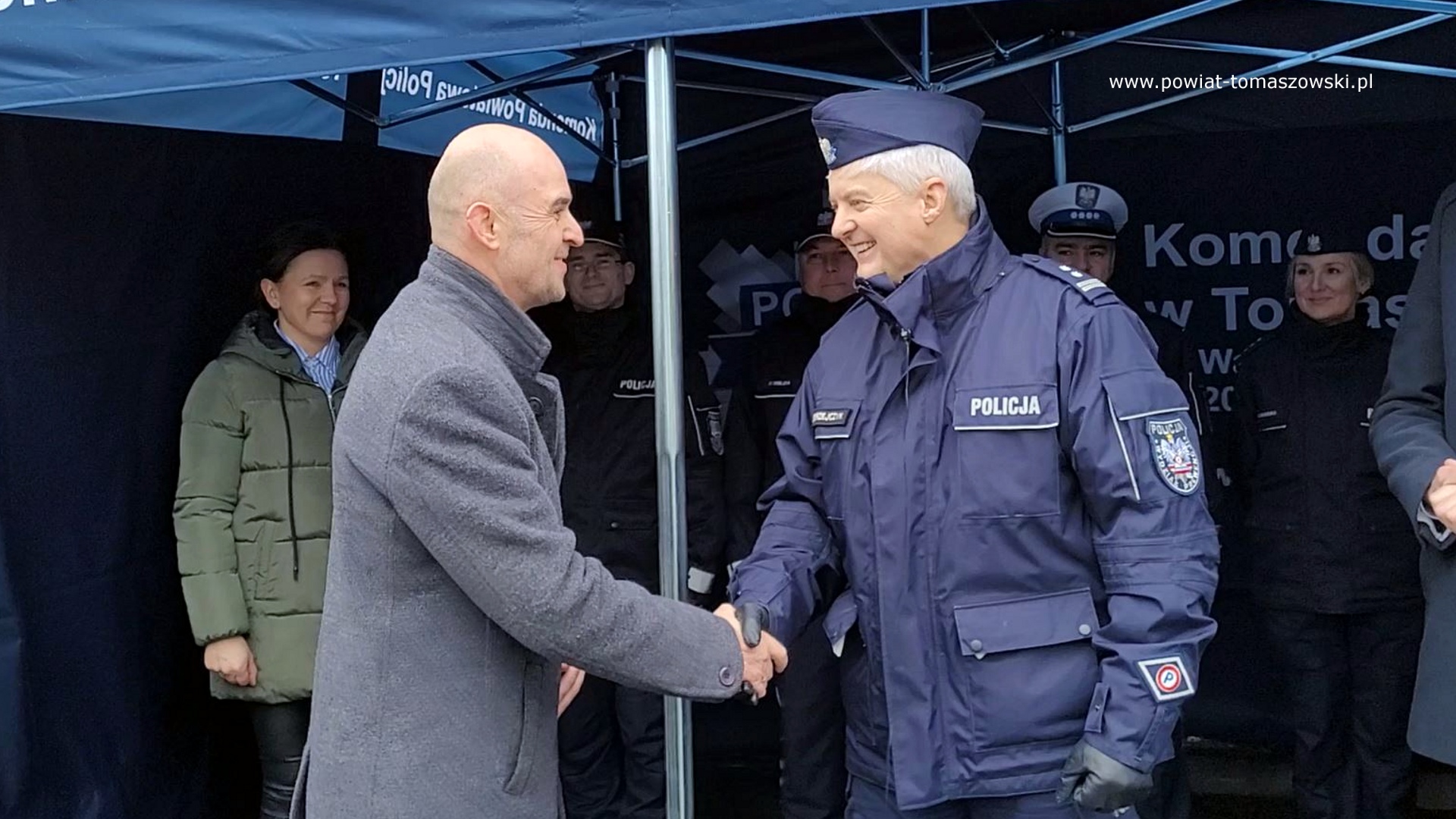 Na zdjęciu: uczestnicy uroczystości, podczas kt&oacute;rej odbyło się symboliczne przekazanie radiowoz&oacute;w i&nbsp;namiotu Powiatowej Komendzie Policji w&nbsp;Tomaszowie Mazowieckim, kt&oacute;ra odbyła się w&nbsp;czwartek, 25 stycznia 2024 roku, na&nbsp;terenie Powiatowej Komendy Policji w&nbsp;Tomaszowie Mazowieckim, 