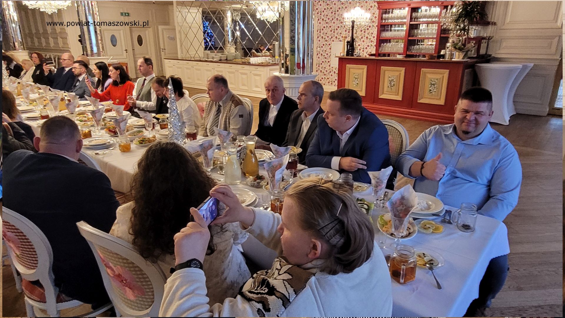 Na zdjęciu: uczestnicy spotkania opłatkowego członk&oacute;w zajęć Środowiskowego Domu Samopomocy, kt&oacute;re odbyło się w&nbsp;środę, 20 grudnia 2023 roku, w&nbsp;sali &bdquo;Wiśniowy Sad&rdquo; w&nbsp;Deko Smaku w&nbsp;Tomaszowie Mazowieckim,