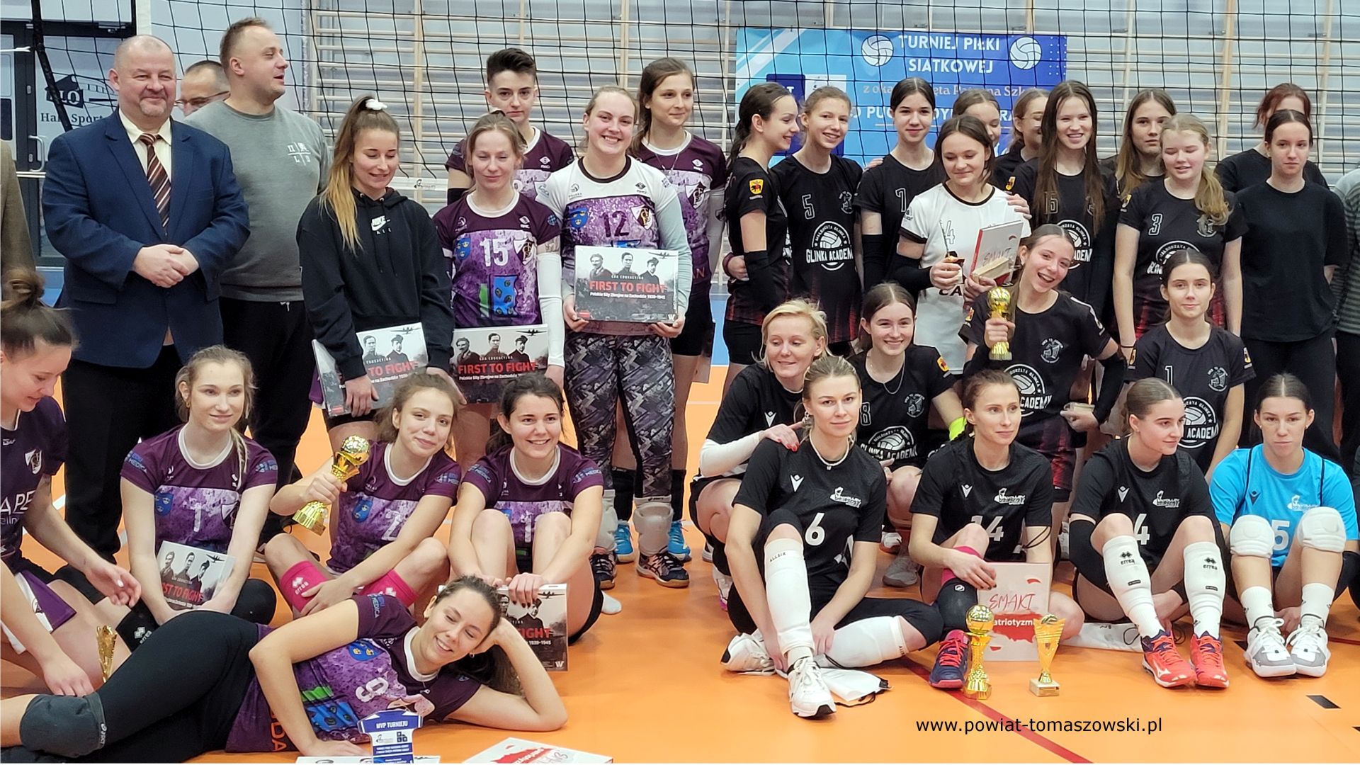 Na zdjęciu: uczestnicy Turnieju Piłki Siatkowej z&nbsp;okazji Święta Patrona II Liceum Og&oacute;lnokształcącego im. Stefana Żeromskiego w&nbsp;Tomaszowie Mazowieckim o&nbsp;puchar Dyrektora II LO, kt&oacute;ry odbył się w&nbsp;sobotę, 2 grudnia 2023 roku, 