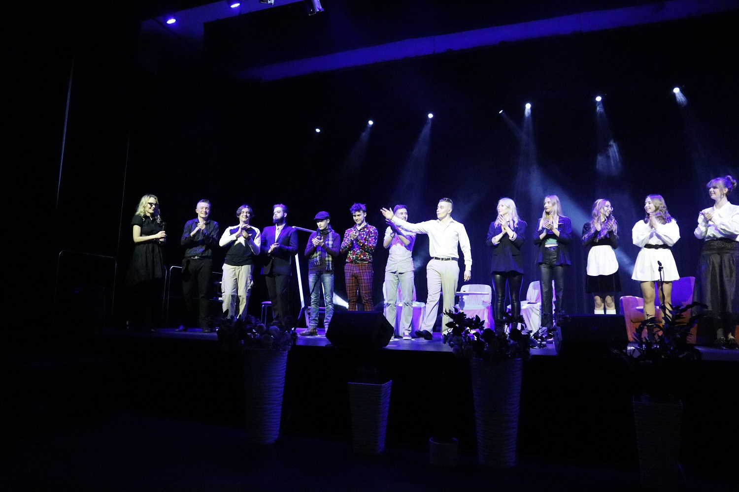 Na zdjęciu: uczestnicy spektaklu komediowego pt. &bdquo;Szast prast&rdquo;, w&nbsp;wykonaniu grupy &bdquo;Za kurtyną&rdquo;,  działającej w&nbsp;Zespole Szk&oacute;ł Ponadpodstawowych nr 8, kt&oacute;ry odbył się w&nbsp;piątek, 24 marca 2023 roku,