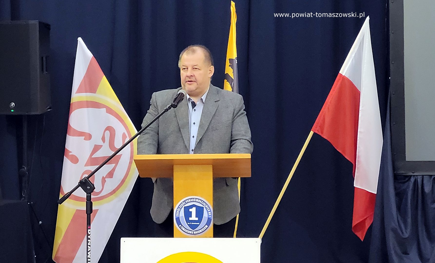 Na zdjęciu: Mariusz Węgrzynowski &ndash; Starosta Powiatu Tomaszowskiego, podczas uroczystego podsumowania wsp&oacute;łzawodnictwa sportowego szk&oacute;ł powiatu tomaszowskiego za rok szkolny 2022/2023, kt&oacute;re odbyło się w&nbsp;poniedziałek, 27 listopada 2023 roku, w&nbsp;Zespole Szk&oacute;ł Ponadpodstawowych nr 1 im. Tadeusza Kościuszki w&nbsp;Tomaszowie Mazowieckim,