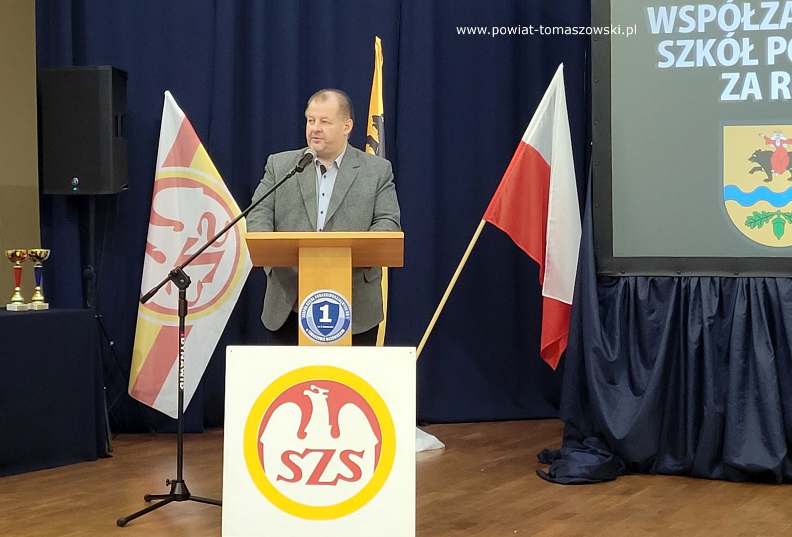 Na zdjęciu: Mariusz Węgrzynowski &ndash; Starosta Powiatu Tomaszowskiego, podczas uroczystego podsumowania wsp&oacute;łzawodnictwa sportowego szk&oacute;ł powiatu tomaszowskiego za rok szkolny 2022/2023, kt&oacute;re odbyło się w&nbsp;poniedziałek, 27 listopada 2023 roku, w&nbsp;Zespole Szk&oacute;ł Ponadpodstawowych nr 1 im. Tadeusza Kościuszki w&nbsp;Tomaszowie Mazowieckim,