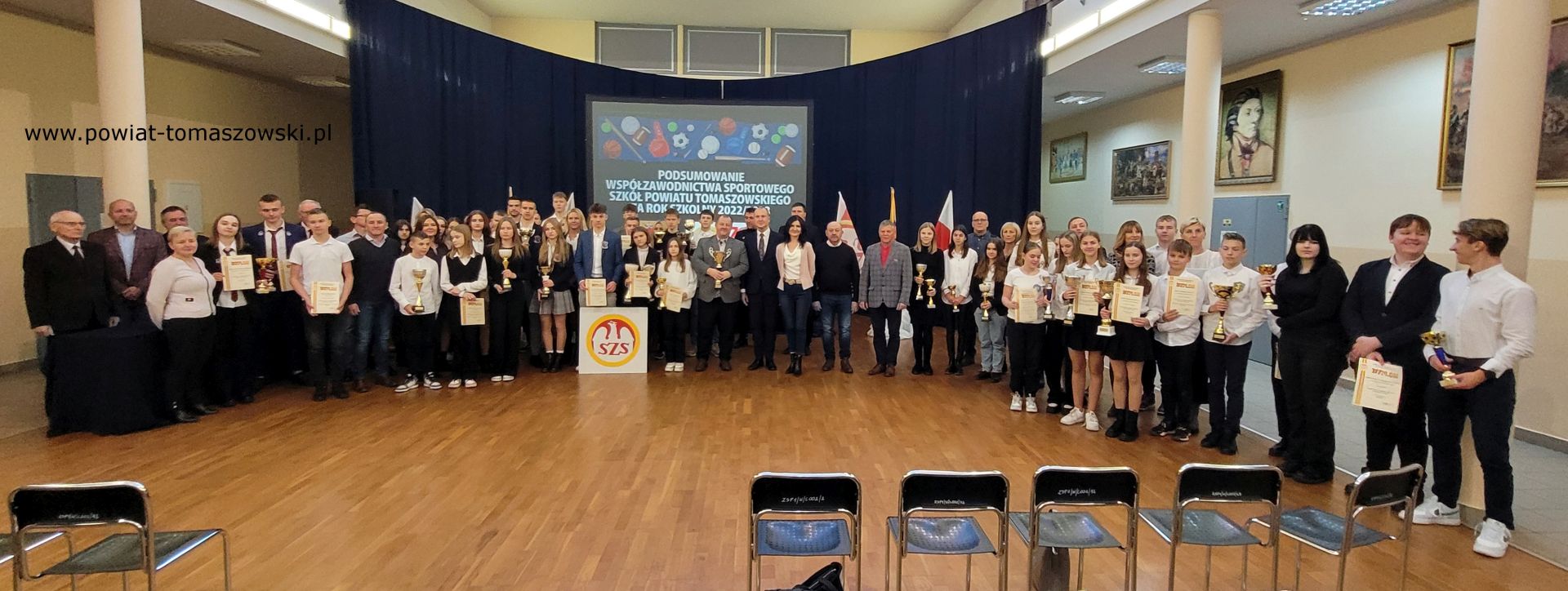Na zdjęciu: uczestnicy uroczystego podsumowania wsp&oacute;łzawodnictwa sportowego szk&oacute;ł powiatu tomaszowskiego za rok szkolny 2022/2023, kt&oacute;re odbyło się w&nbsp;poniedziałek, 27 listopada 2023 roku, w&nbsp;Zespole Szk&oacute;ł Ponadpodstawowych nr 1 im. Tadeusza Kościuszki w&nbsp;Tomaszowie Mazowieckim,