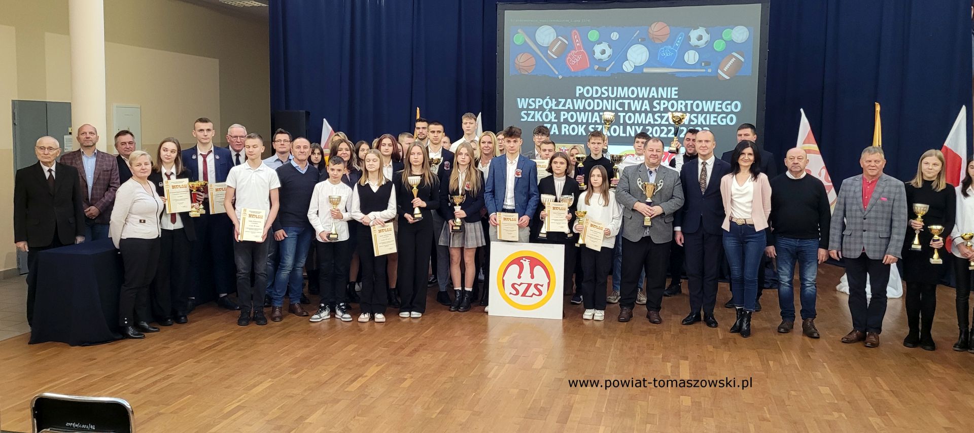 Na zdjęciu: uczestnicy uroczystego podsumowania wsp&oacute;łzawodnictwa sportowego szk&oacute;ł powiatu tomaszowskiego za rok szkolny 2022/2023, kt&oacute;re odbyło się w&nbsp;poniedziałek, 27 listopada 2023 roku, w&nbsp;Zespole Szk&oacute;ł Ponadpodstawowych nr 1 im. Tadeusza Kościuszki w&nbsp;Tomaszowie Mazowieckim,