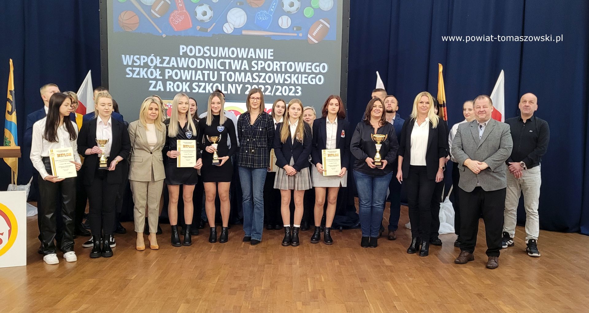 Na zdjęciu: uczestnicy uroczystego podsumowania wsp&oacute;łzawodnictwa sportowego szk&oacute;ł powiatu tomaszowskiego za rok szkolny 2022/2023, kt&oacute;re odbyło się w&nbsp;poniedziałek, 27 listopada 2023 roku, w&nbsp;Zespole Szk&oacute;ł Ponadpodstawowych nr 1 im. Tadeusza Kościuszki w&nbsp;Tomaszowie Mazowieckim,