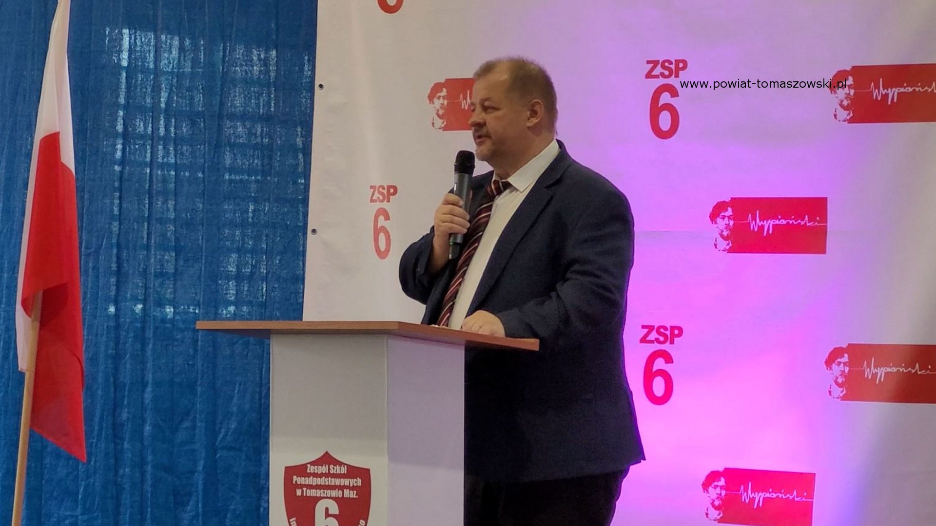 Na zdjęciu: uczestnicy uroczystości zorganizowanej z&nbsp;okazji Święta Patrona w&nbsp;Zespole Szk&oacute;ł Ponadpodstawowych nr 6 im. Stanisława Wyspiańskiego w&nbsp;Tomaszowie Mazowieckim, kt&oacute;ra odbyła się w&nbsp;piątek, 24 listopada 2023 roku, 