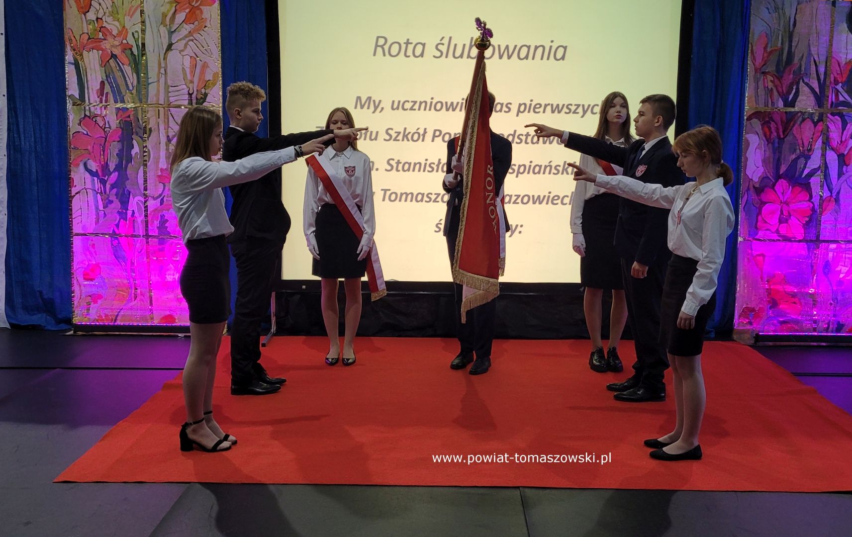 Na zdjęciu: uczestnicy uroczystości zorganizowanej z&nbsp;okazji Święta Patrona w&nbsp;Zespole Szk&oacute;ł Ponadpodstawowych nr 6 im. Stanisława Wyspiańskiego w&nbsp;Tomaszowie Mazowieckim, kt&oacute;ra odbyła się w&nbsp;piątek, 24 listopada 2023 roku, 