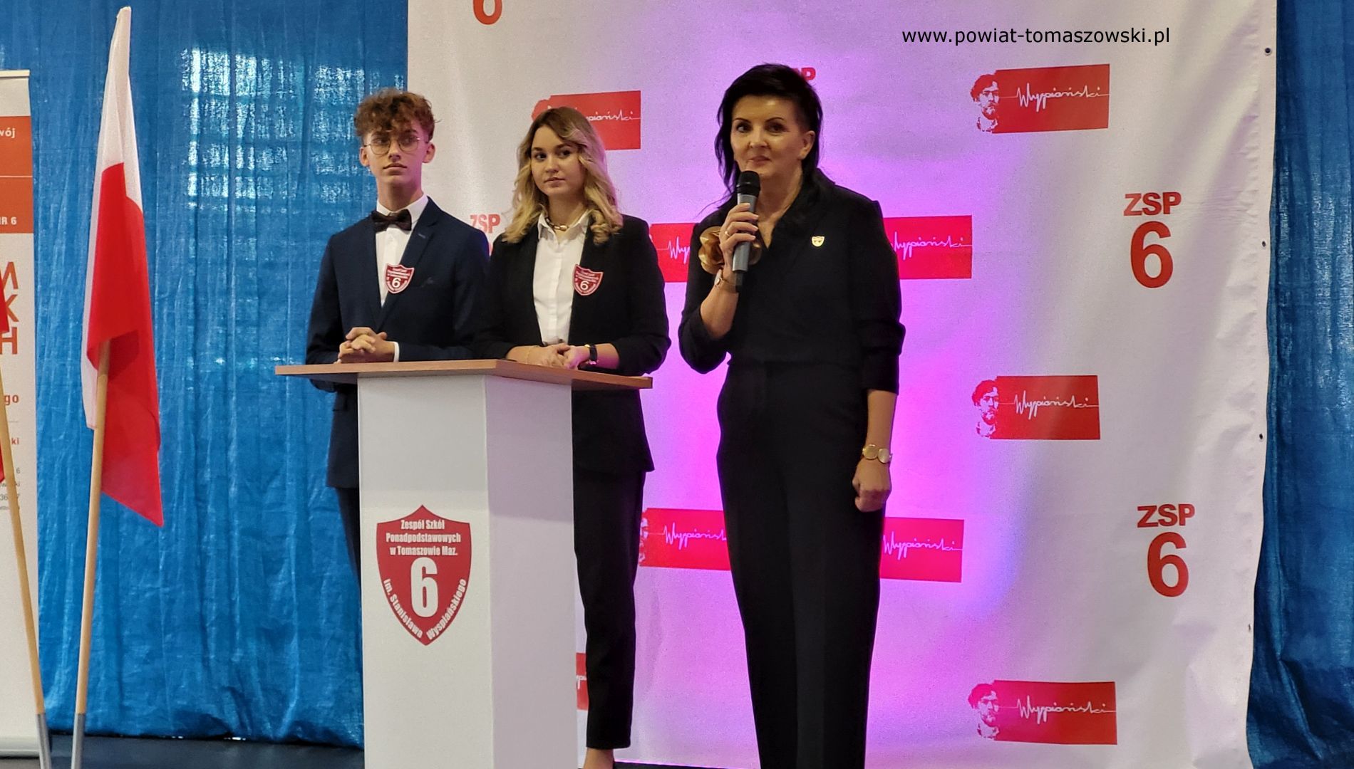 Na zdjęciu: uczestnicy uroczystości zorganizowanej z&nbsp;okazji Święta Patrona w&nbsp;Zespole Szk&oacute;ł Ponadpodstawowych nr 6 im. Stanisława Wyspiańskiego w&nbsp;Tomaszowie Mazowieckim, kt&oacute;ra odbyła się w&nbsp;piątek, 24 listopada 2023 roku, 