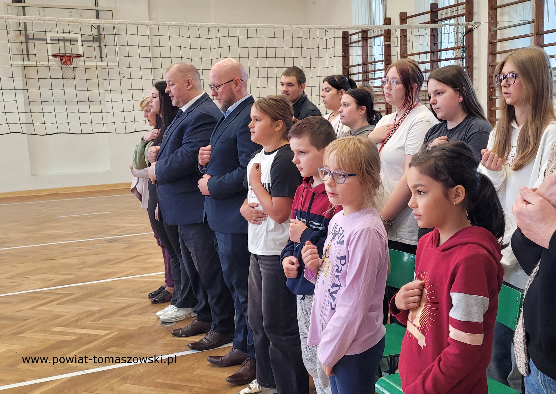 Na zdjęciu: uczestnicy mszy świętej, kt&oacute;ra została odprawiona wpiątek, 26 września 2025 roku, w&nbsp;Szkołach Katolickich im. Niepokalanego Serca Najświętszej Maryi Panny Kr&oacute;lowej Polski i&nbsp;św. Ojca Pio w&nbsp;Tomaszowie Mazowieckim.