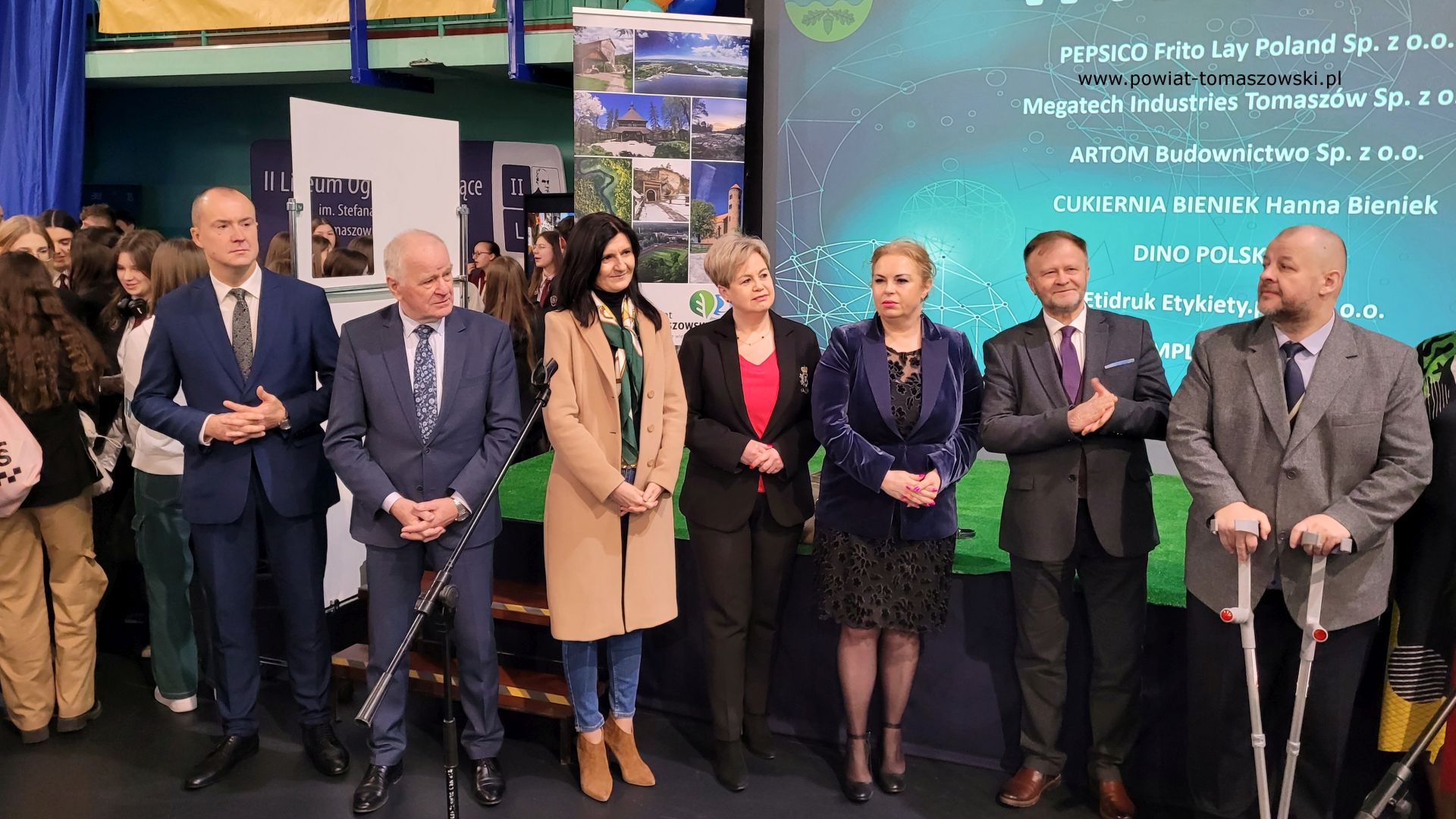 Na zdjęciu: uczestnicy V Tomaszowskich Targ&oacute;w Pracy i&nbsp;Edukacji, kt&oacute;re odbył się w&nbsp;hali sportowej ZSP nr 3 w&nbsp;Tomaszowie Mazowieckim we wtorek, 28 marca 2023 roku, 