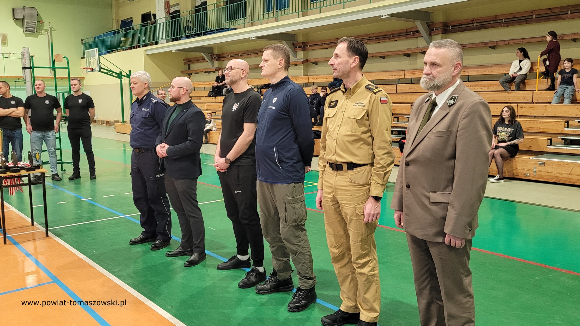 Na zdjęci: uczestnicy II Turnieju Piłki Siatkowej o Puchar Komendanta Powiatowego Policji w Tomaszowie Mazowieckim, który odbył się w sobotę, 8 lutego 2025 roku, w hali sportowej Zespołu Szkół Ponadpodstawowych nr 2 w Tomaszowie Mazowieckim.