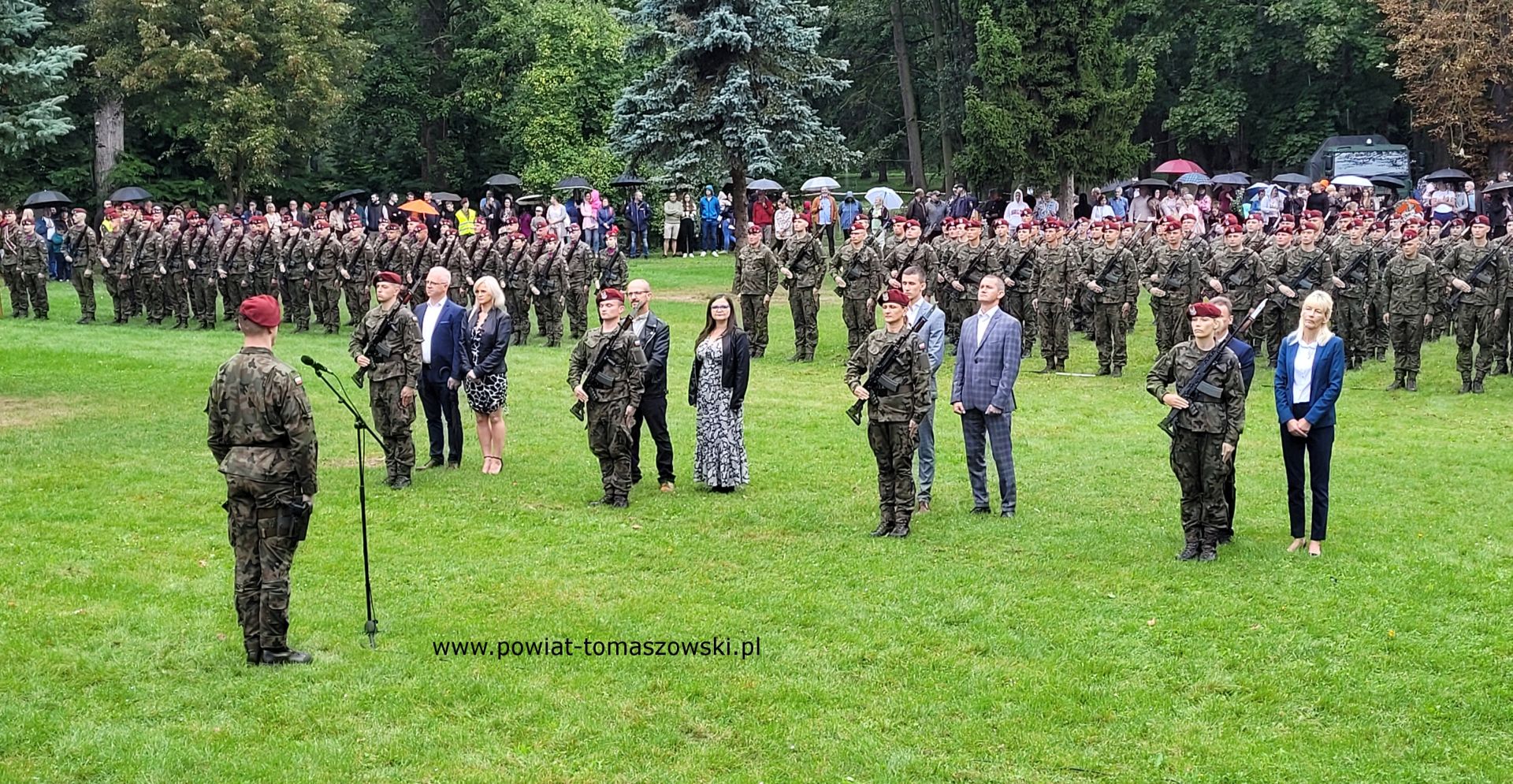 Na zdjęciu: uczestnicy uroczystej przysięgi żołnierzy 7 Batalionu Kawalerii Powietrznej, kt&oacute;ra odbyła się w&nbsp;sobotę, 23 września 2023 roku, w&nbsp;parku w&nbsp;Ujeździe