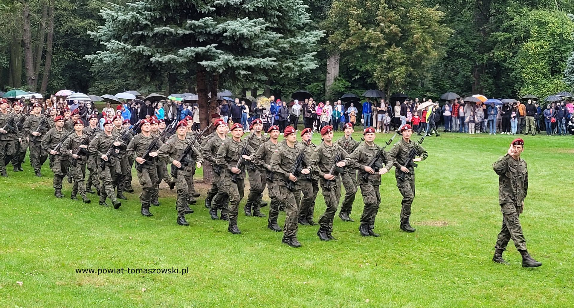 Na zdjęciu: uczestnicy uroczystej przysięgi żołnierzy 7 Batalionu Kawalerii Powietrznej, kt&oacute;ra odbyła się w&nbsp;sobotę, 23 września 2023 roku, w&nbsp;parku w&nbsp;Ujeździe
