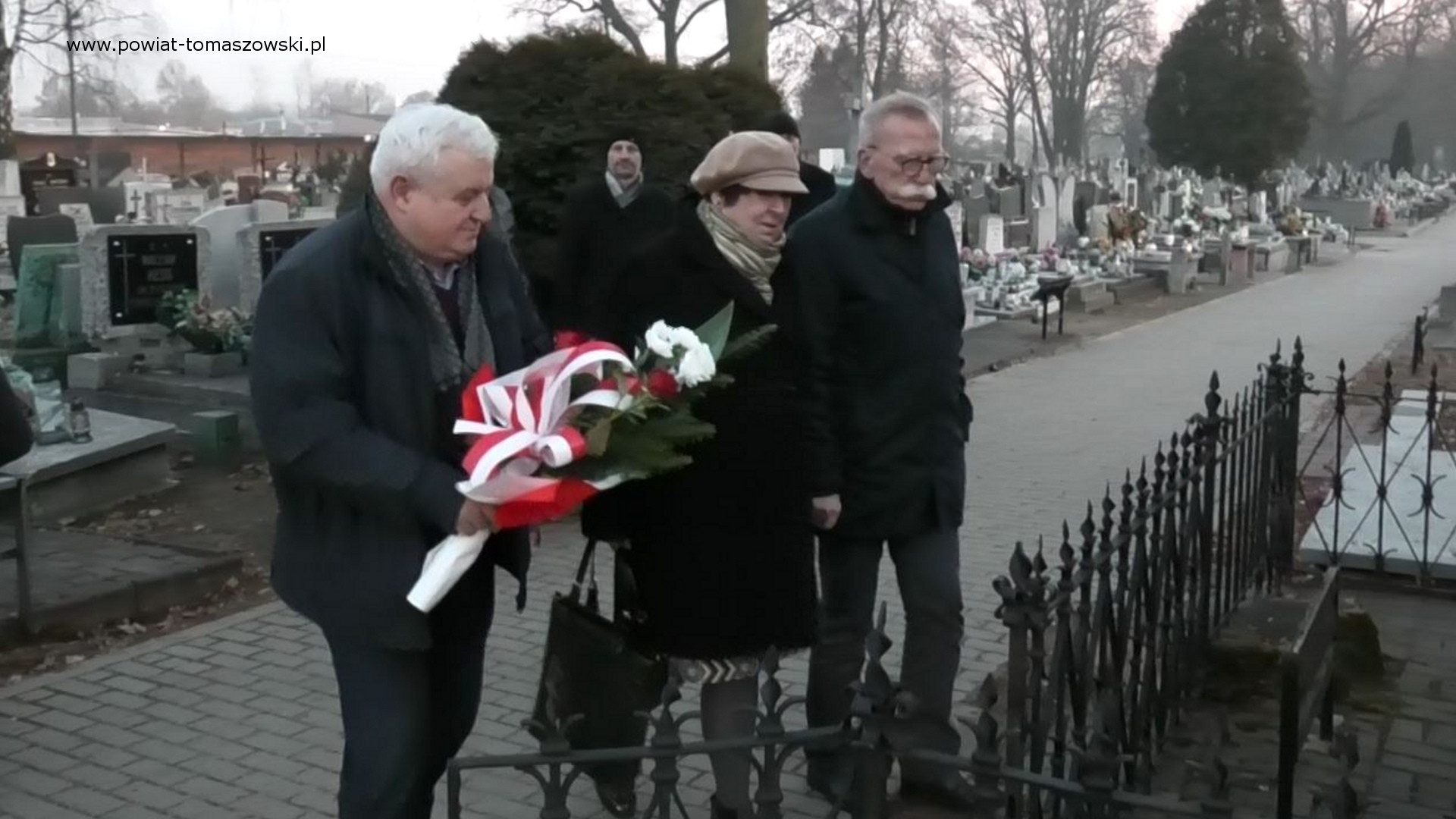Na zdjęciu: uczestnicy uroczystości na cmentarzu w Tomaszowie Mazowieckim, przy grobie Jana Czarneckiego w Dniu Pamięci Żołnierzy Wyklętych, 1 marca 2023 roku, 