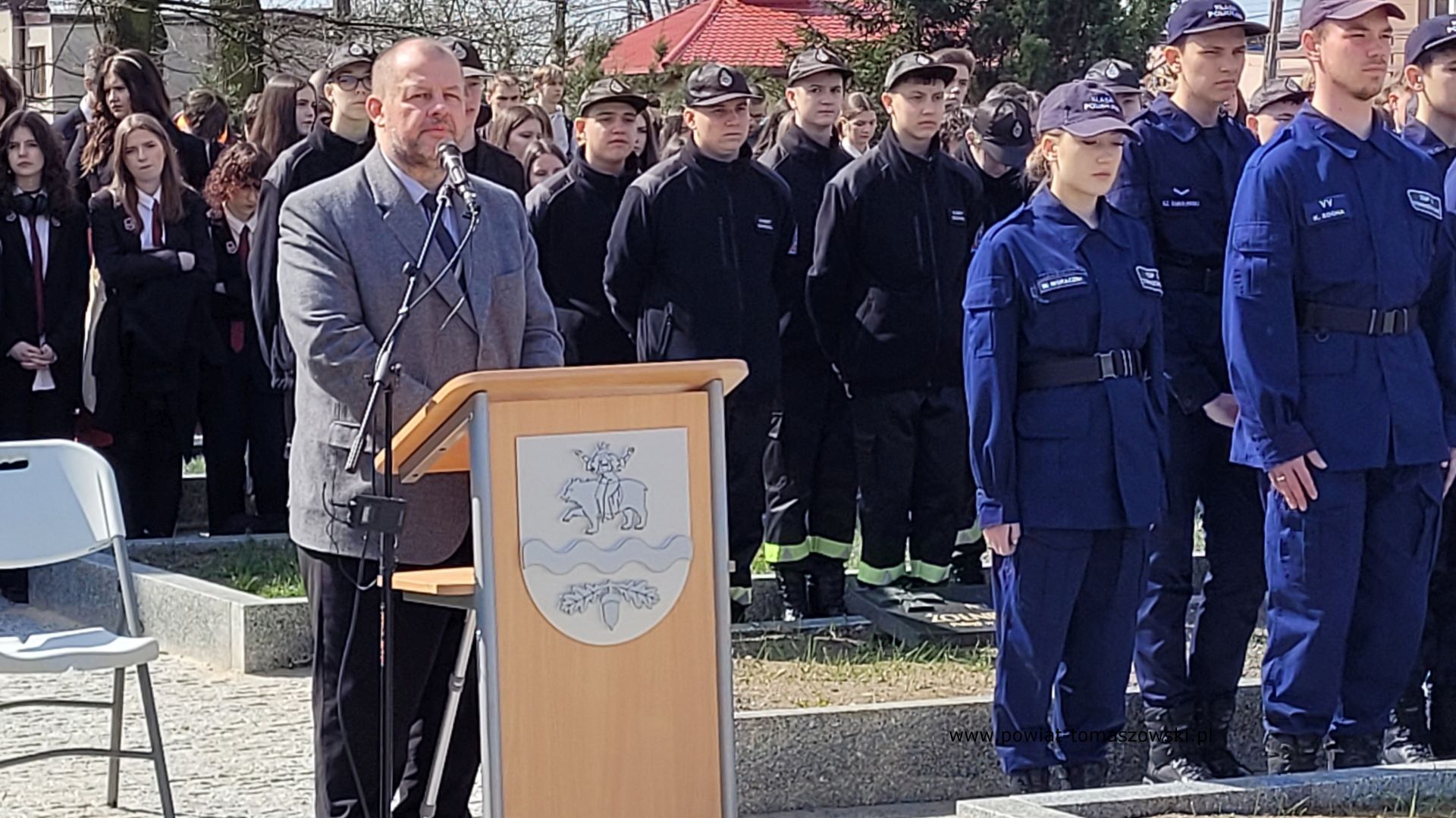 Na zdjęciu: uczestnicy uroczystości poświęconej 83. rocznicy zbrodni katyńskiej, kt&oacute;ra odbyła się w&nbsp;Tomaszowie Mazowieckim w&nbsp;czwartek, 13 kwietnia 2023 roku,